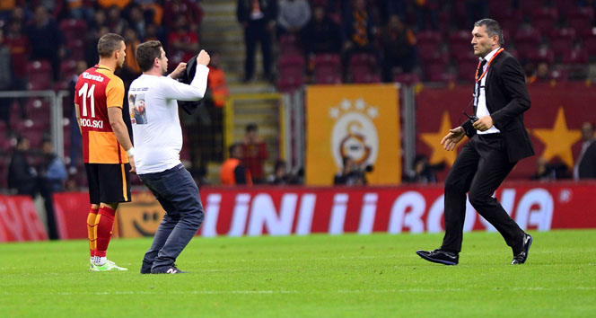 Sahaya giren Galatasaray taraftarı, o anları anlattı