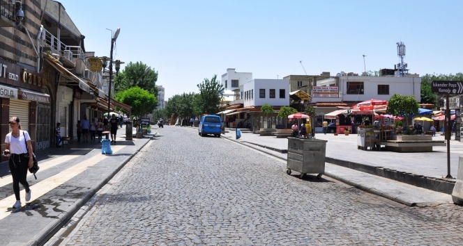 Diyarbakır’da cadde ve sokaklar boşaldı