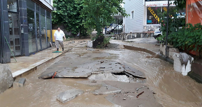 Yalova'da caddeler sular altında kaldı