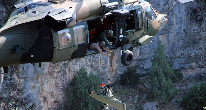 Kanyonda mahsur kalan dağcılar askeri helikopterle kurtarıldı