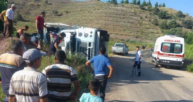 Eskişehir'de tır devrildi: 1'i ağır 3 yaralı