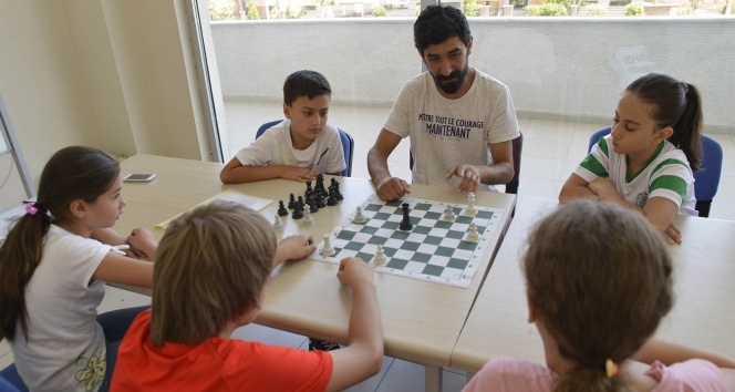 Çocuklar tatillerini satranç ile değerlendiriyor