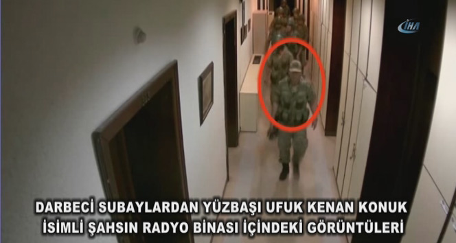 Darbeci hainlerin TRT Radyo binasının işgal etme anı kamerada