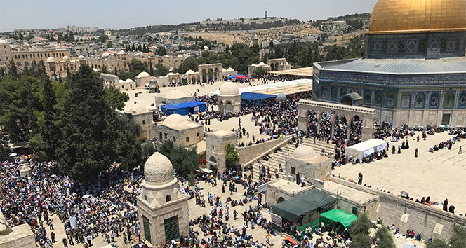 Yahudi yerleşimciler Müslümanların girişine kapatılan Mescid-i Aksaya girdi
