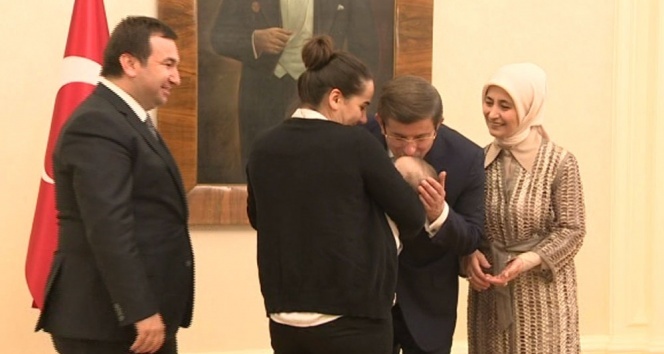 Davutoğlu, Başbakanlık personeli ve ailelerine veda etti