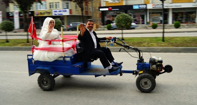 Türk damat, Azeri gelini gelin arabası yaptığı patpat ile nikaha götürdü