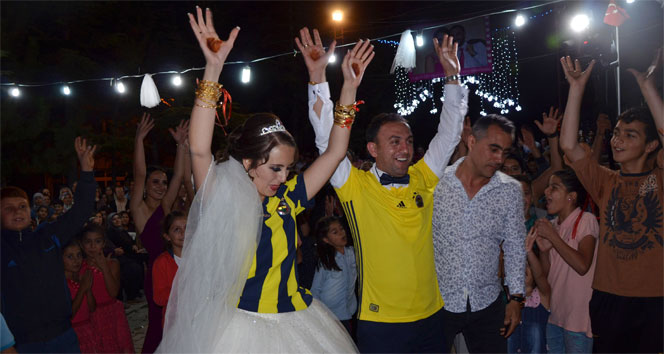 Fenerbahçeli fanatik gelin damat düğünde forma giydi