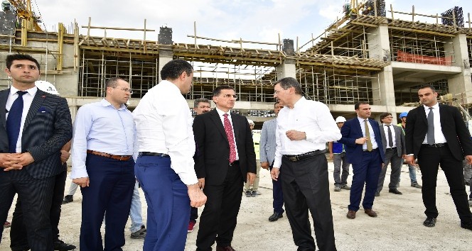 Başkan Gökçek ile Ankara Valisi Topaca, Eryaman Stadı inşaatını gezdi