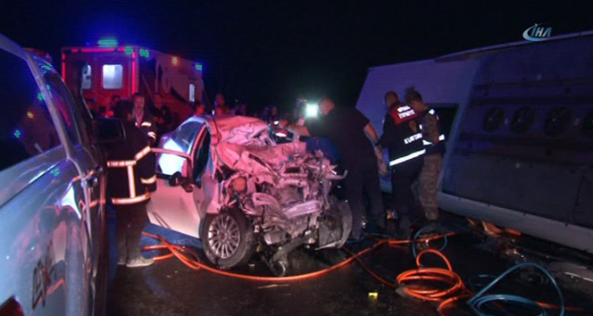 Sivas'ta yolcu otobüsü ile otomobil çarpıştı: 1 ölü, 16 yaralı