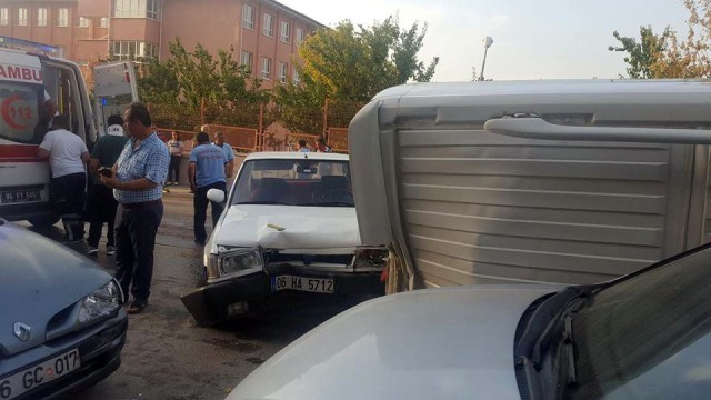 Ankara’da öğrenci servisi devrildi: 10 yaralı