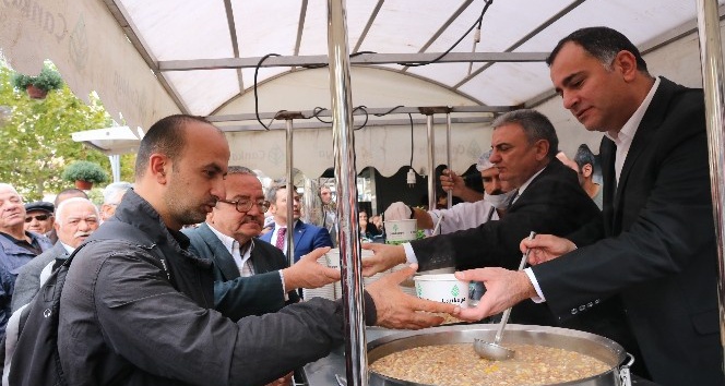 Taşdelen, Kızılay’da vatandaşlara aşure dağıttı