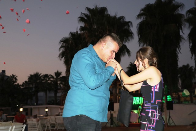 Sürpriz evlilik teklifinde yüzük drone ile gökyüzünden geldi