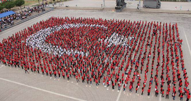 İskenderun’da bin 923 yürek tek bayrak oldu
