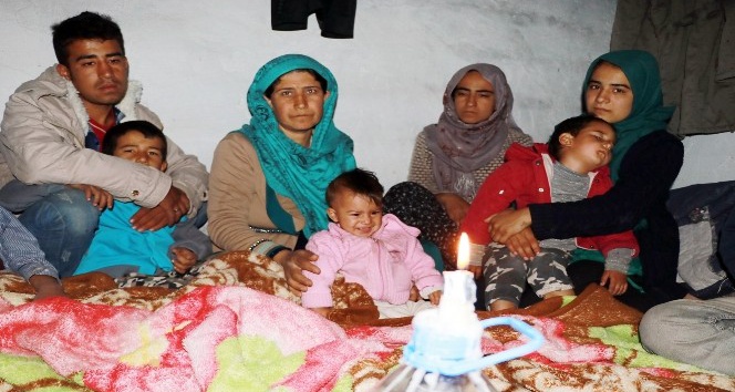 Taliban’dan kaçan 10 kişilik Afgan aile tek göz barakadan kurtarıldı