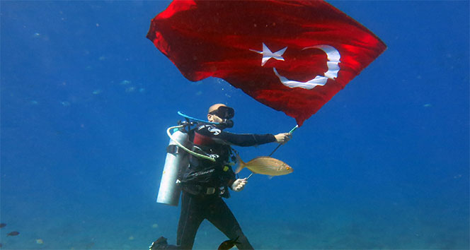 Dalgıçlar Cumhuriyet Bayramı'nı denizin altında kutladı
