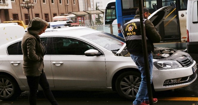 Araç koltuğunun altından sarkan kablolar bomba paniğine neden oldu