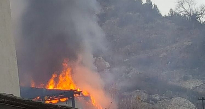 Beypazarı'nda tarihi bina alevlere teslim oldu