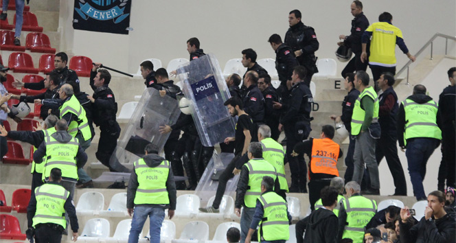 Fenerbahçe Doğuş-Eskişehir maçında kavga