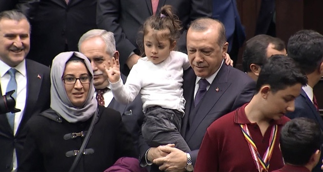 'Tayyip Dede' diye bağıran 3,5 yaşındaki Gülhan’ın Erdoğan sevgisi