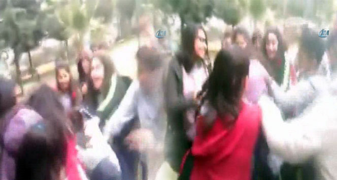 Kız öğrencilerin saç saça kavgası kamerada