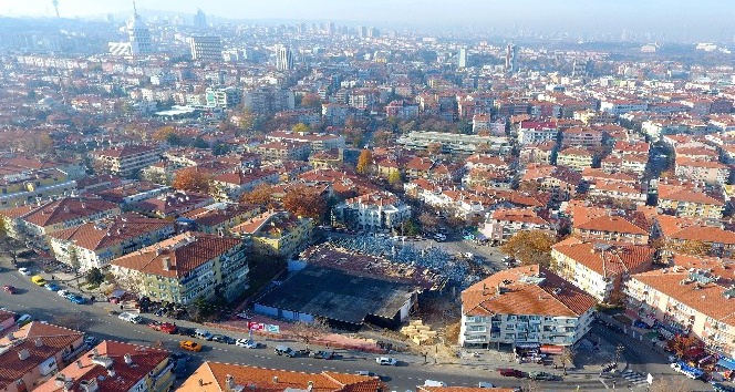 Esat, kent meydanı için gün sayıyor