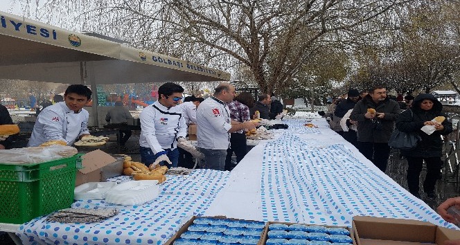 Başkentliler karda hamsi festivali yaptı