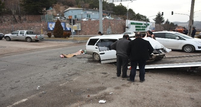 İşçi servisi otomobille çarpıştı