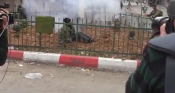 İsrail askerleri engelli gence ses bombası attı!
