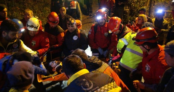 Spil'de bacağı kırılarak mahsur kalan genç kurtarıldı