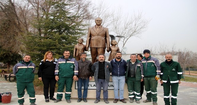 Uğur Mumcu Anıtı kaidesindeki yerini aldı