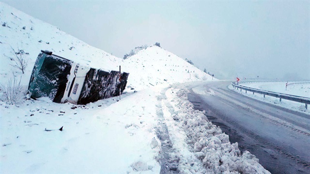 Yolcu otobüsü devrildi: 38 yaralı