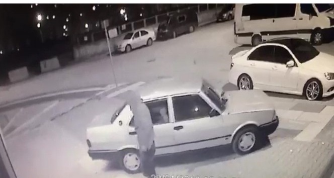 Ankara'da hırsızlar arabayla vitrin camını kırdılar