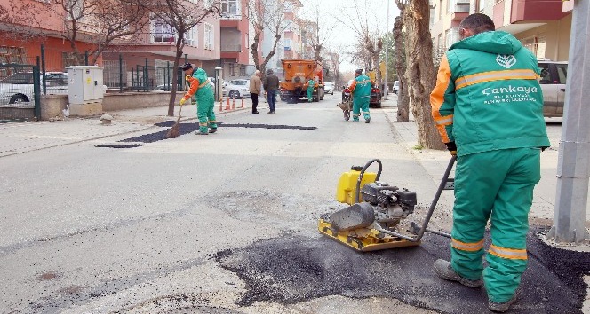 Çankaya’da asfalt onarımı sürüyor