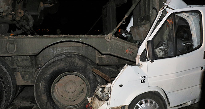Park halindeki askeri tıra minibüs çarptı: 4 ölü, 10 yaralı