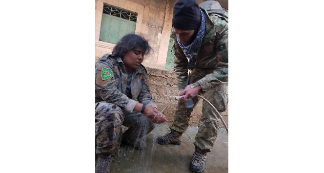 ÖSO askeri esir aldığı YPG’li teröriste su verdi