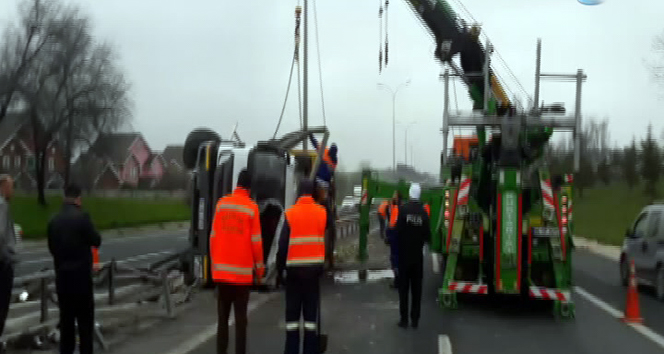 Çöp kamyonu devrildi! Trafik felç oldu