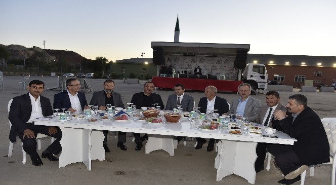 Büyükşehir Belediyesi Fen İşleri personeli, iftarda bir araya geldi.