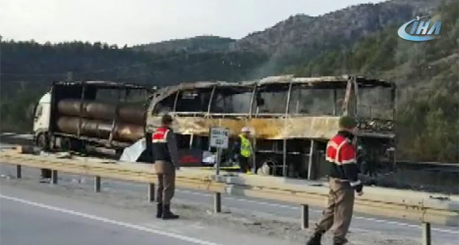 Feci kaza! Otobüs tıra çarptı: 13 ölü
