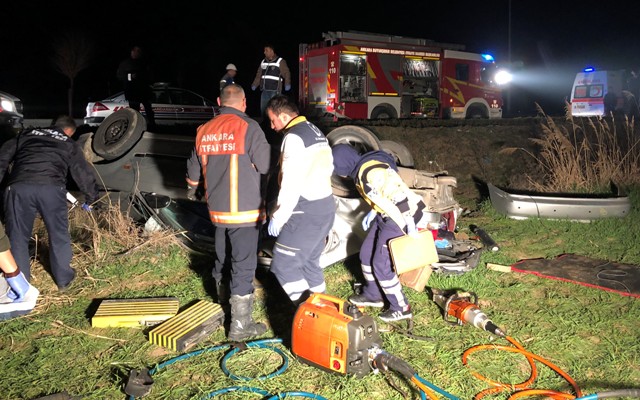 Elektrik direğine çarpıp ters döndü: 3 ölü 2 yaralı