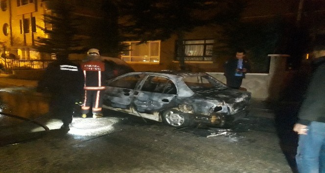 Ankara'da otomobil alev aldı