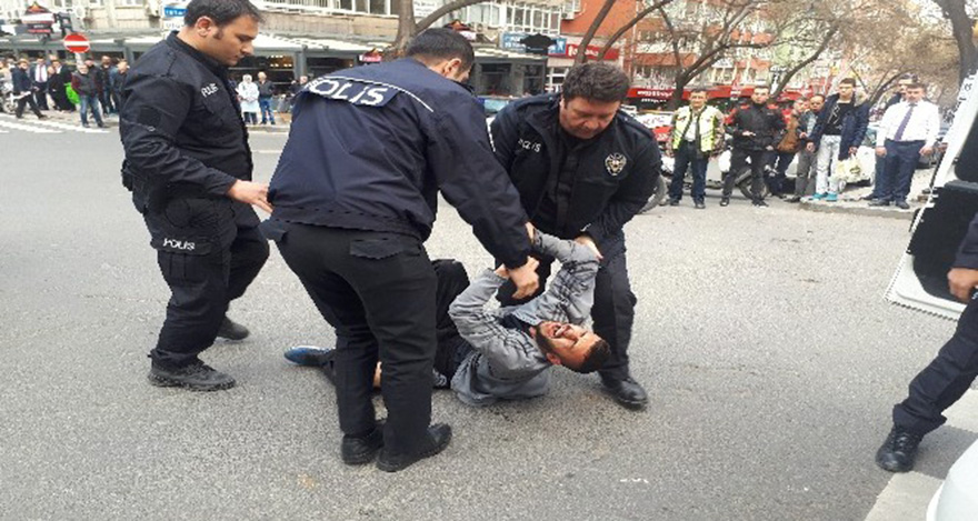 Ankara'da sokak ortasında polise bıçaklı saldırı