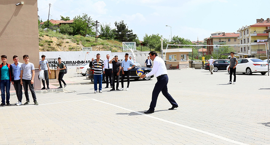 Keçiören Belediye Başkanı Mustafa Ak gençlerle voleybol oynadı
