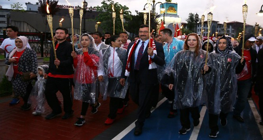 Mustafa Ak, Gençlik Haftasında milli sporcularla yürüdü