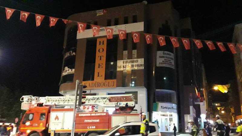 Kırşehir'de İş merkezinin çatısına çıkarak intihara kalkıştı