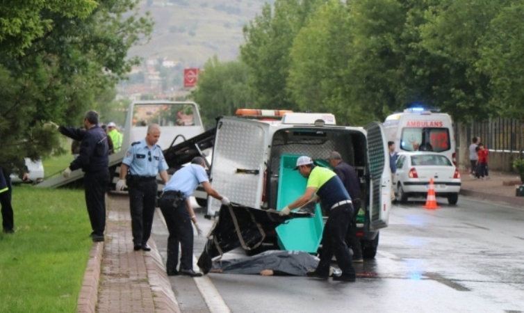 Kayseri'de anne ve oğluna çarpan sürücü her yerde aranıyor