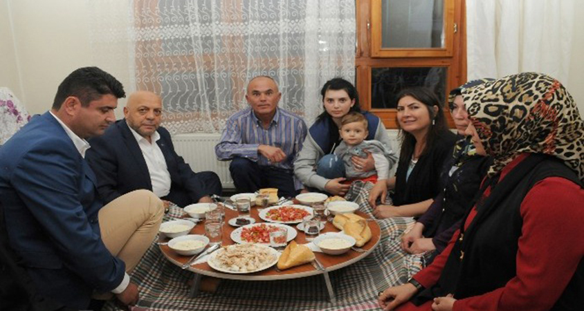 HAK-İŞ başkanı Mahmut Arslan taşeron işçinin evinde iftar açtı