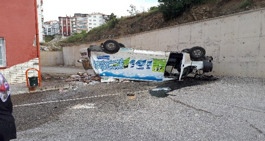 Çankaya'da minibüs okulun bahçesine uçtu