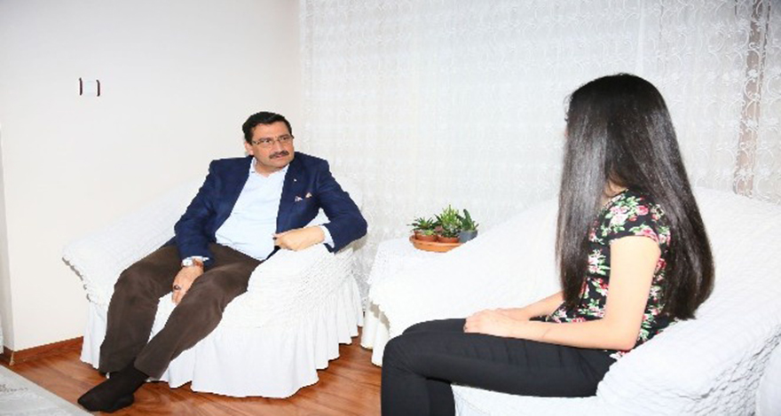 Keçiören Belediye Başkanı Mustafa Ak, darp edilen genç kızı ziyaret etti