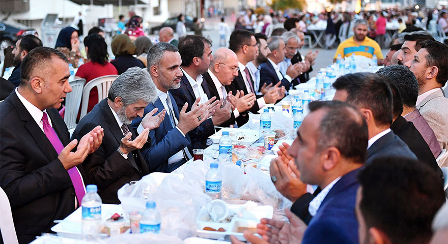 Başkan Tuna Etimesgutlu vatandaşlarla iftar yaptı