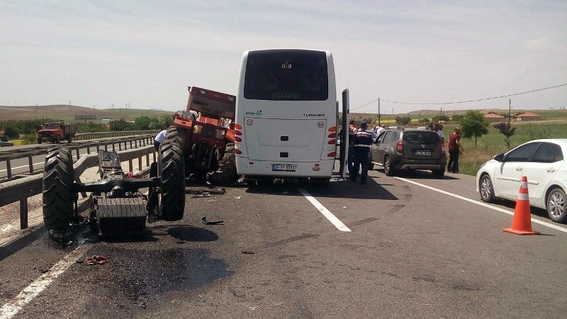 Ankara'da turistleri taşıyan otobüs ile traktör çarpıştı: 3 yaralı